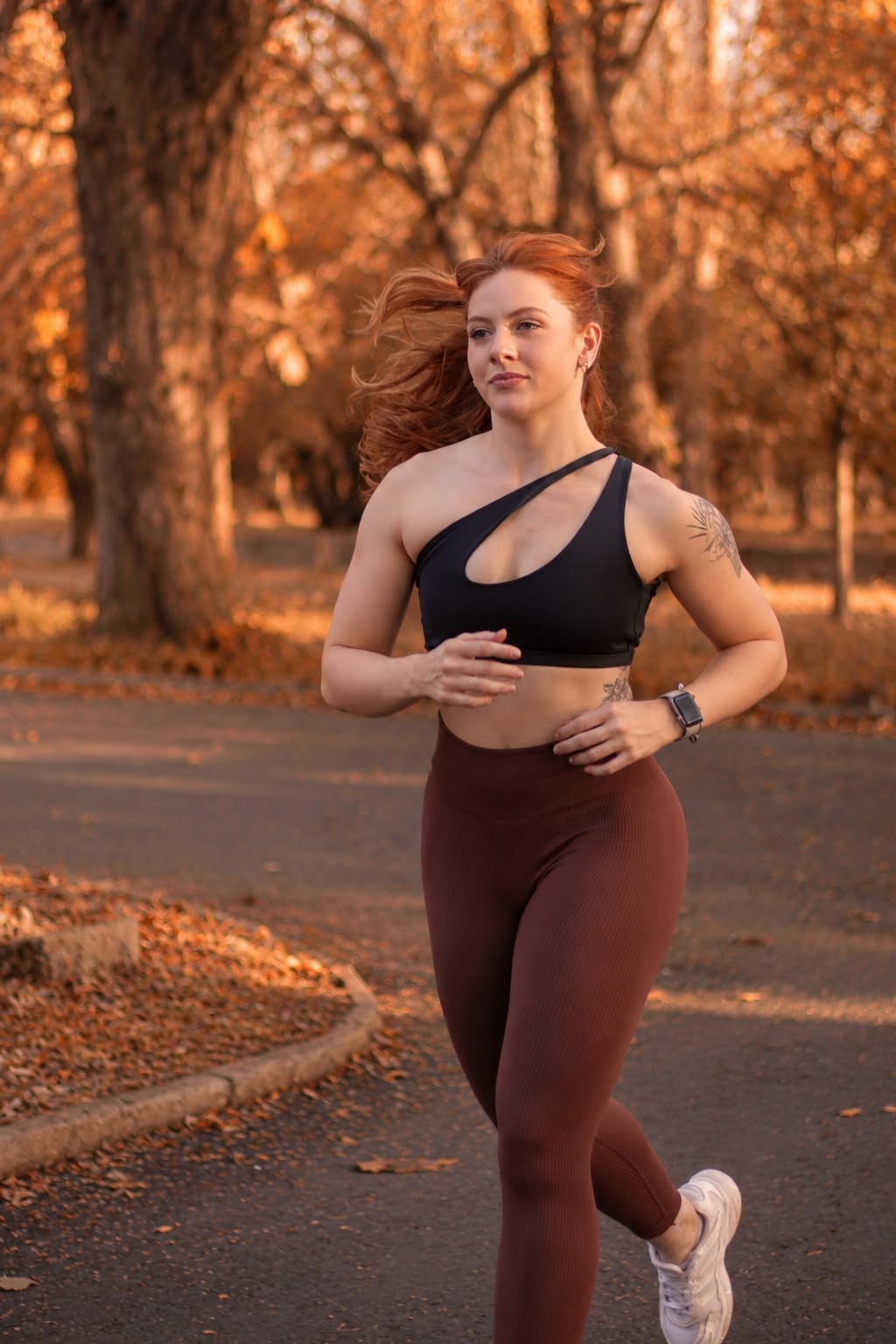 Bianca Ramiro correndo em um parque.
